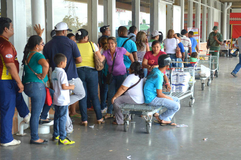 Colas-para-comprar-en-Venezuela-10052014-14-800x533