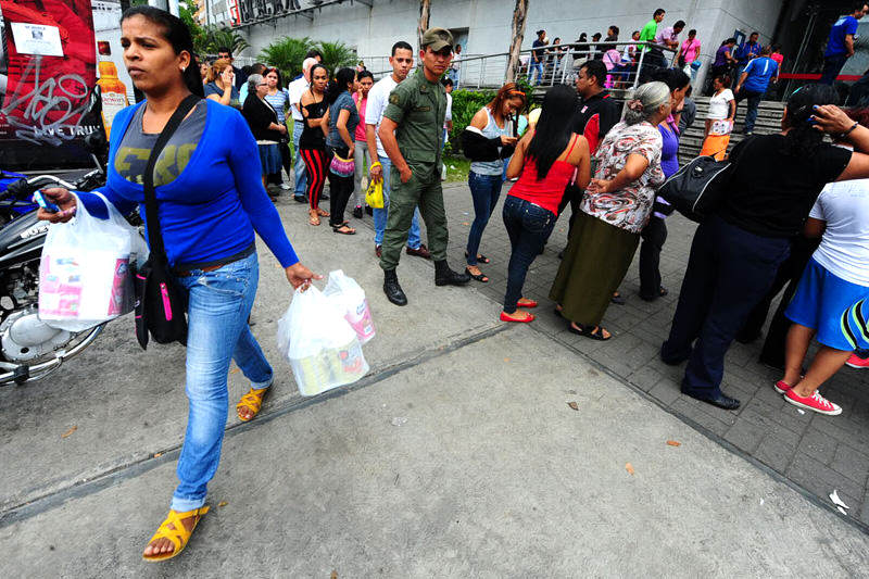 Colas-para-comprar-en-Venezuela-10052014-9-800x533