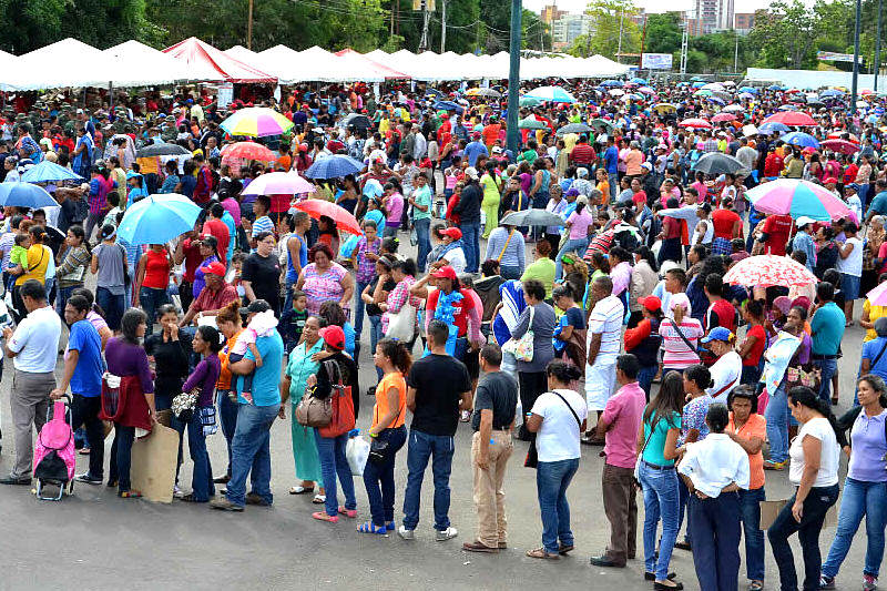 Colas-para-comprar-en-Venezuela-Compras-PDVAL-Mercal-05032014-800x533