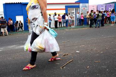 ¡SE PERDIÓ LA CORDURA! «Bachaqueras» desfiguran el rostro de una cajera de supermercado