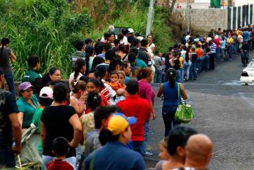 ¡LA GRAN BURLA! Viceministro de Alimentación: «El pueblo hace colas para cuidar los alimentos»