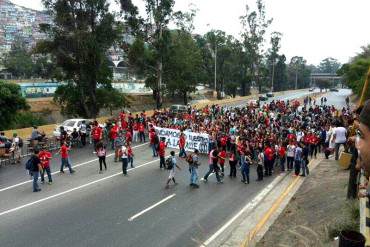 ¡CON BOTELLAS Y PIEDRAS! Reportan ataques de paramilitares en la UCAB #6M (Fotos)