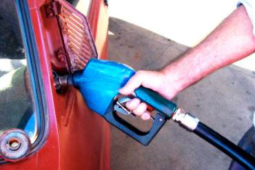 ¡POSTERGAN LO IMPOSTERGABLE! Gobierno demora decisión sobre aumento de gasolina