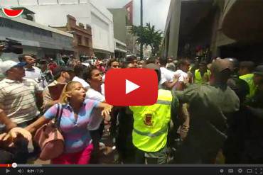 EN VIDEO: Así la GNB reprimió a jóvenes encadenados frente al Palacio de Justicia