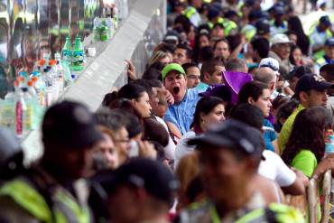 ¡LA MISERIA COMUNISTA! Hasta UNA HORA de cola toma registrarse en el sistema biométrico