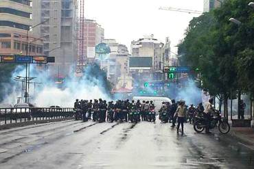 ¡BASTA DE REPRESIÓN! PNB dispara bombas lacrimógenas para dispersar protesta opositora (+ Fotos)