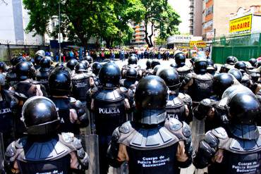 ¡REPRESIÓN… PARA VARIAR! PNB impide el paso de la “Marcha de las Togas” (+ Fotos)