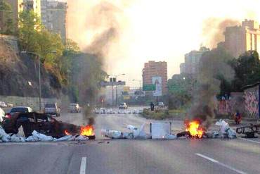 ¡REPRESIÓN! PNB empieza a lanzar bombas lacrimógenas por tranca en Caracas (+ Fotos)