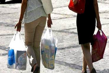 ¡PURA PATRIA! COBRAN por cuidar bolsas en las afueras de supermercados o sino SE LAS ROBAN