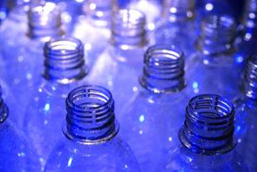 ¡CRISIS POR DOQUIER! Industria del agua embotellada advierte posible suspensión en el país