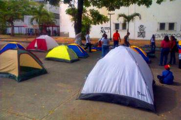 ¡RESISTENCIA! Vuelven a armar carpas en Caracas tras brutal represión de este jueves (+ Fotos)