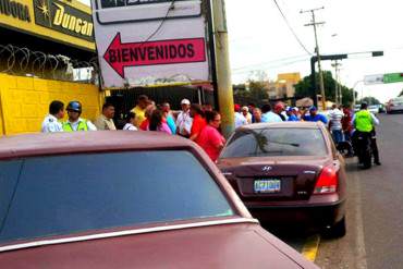 ¡EL CALVARIO! Conductores hacen cola de hasta 3 días por una batería de carro en Maracaibo