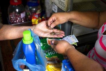 ¡DEMASIADO TRISTE! Pensión se vuelve sal y agua para los viejitos en el país