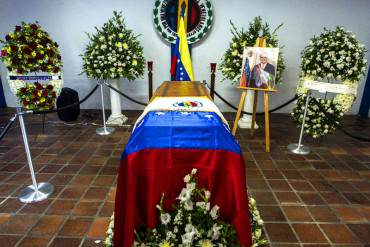 ¡DICTADOR NO BIENVENIDO! Lusinchi no hubiera aceptado homenaje de Maduro, dice su viuda