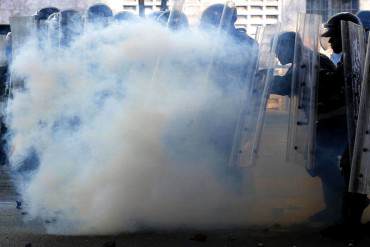 ¡ATROZ! Bombardean con lacrimógenas la marcha de estudiantes y profesores en Valencia (+ Fotos)