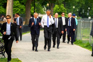 ¡SE NOTA QUE NO ES VENEZUELA! Obama sale a caminar RELAJADO por calles de EEUU (+ Fotos)