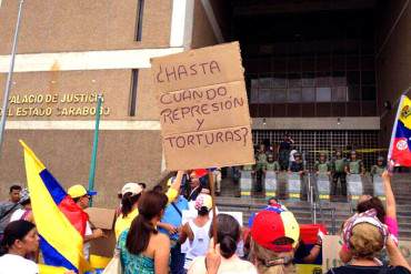 ¡PUEBLO MOLESTO! Estudiantes colocan una poceta con excremento frente a Palacio de Justicia en Carabobo (+ Fotos)