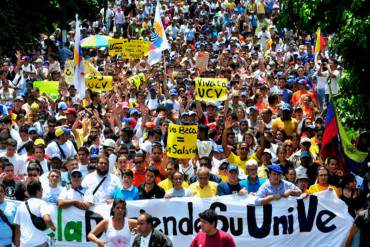 ¡CON FUERZA! Estudiantes van a la fiscalía para exigir liberación de detenidos este #14M