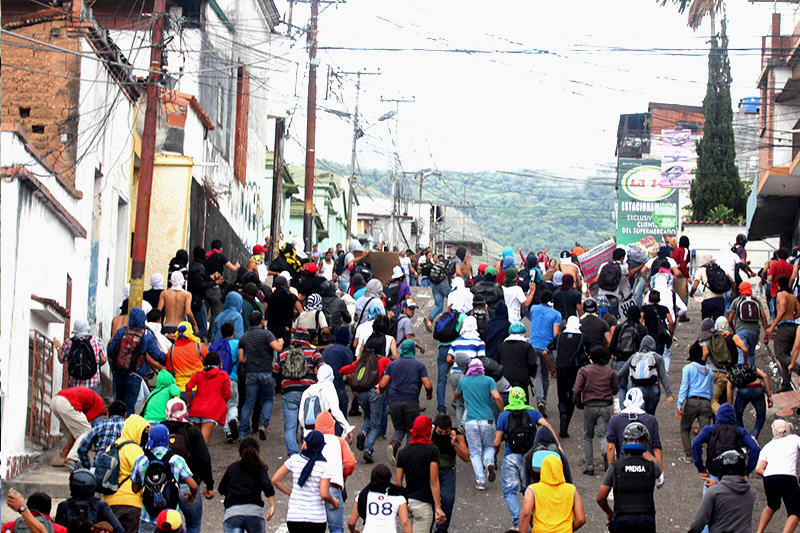 ¡SE ALZARON LOS GOCHOS! Manifestantes alzados van en cambote para la residencia del Gobernador