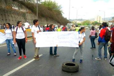 ¡TODOS CONTRA EL DICTADOR! Estudiantes de la Unefa protagonizan protesta en Caracas