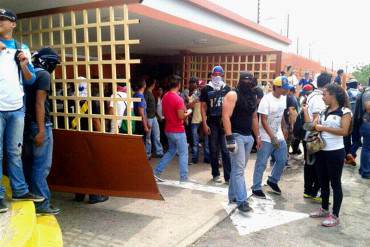 ¡TENSA SITUACIÓN! Estudiantes abrieron portón de la URBE e iniciaron protestas este #16M