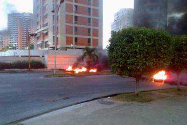 ¡CALLE PRENDIDA! Valencia amaneció con barricadas este #26M (+Fotos)