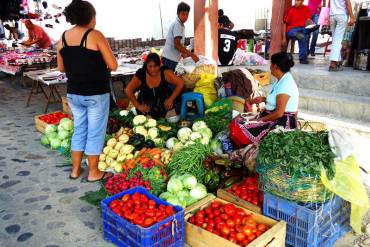 ¡DAN GANAS DE LLORAR! Consumidores pagan hasta Bs. 115 por un kilo de cebolla