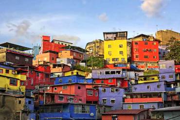 ¡TAPANDO EL SOL CON UN DEDO! Podrían crear ley que obligue a barrios a frisar y pintar casas