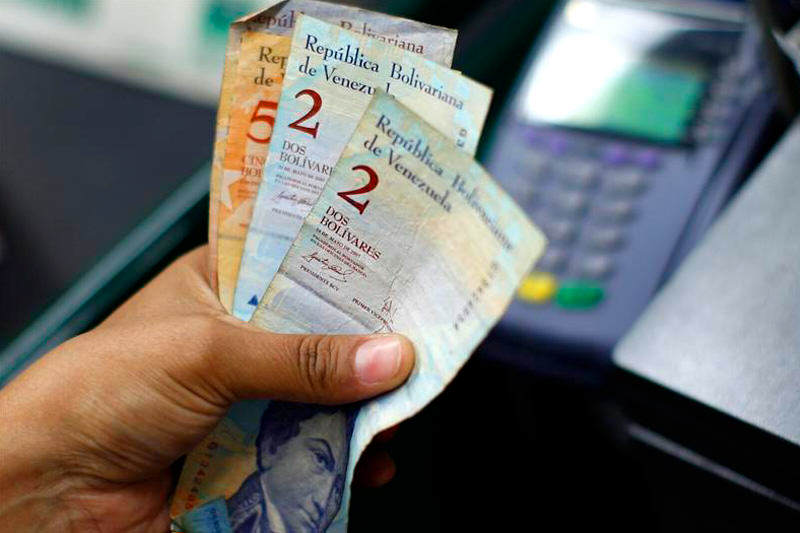 Bolivares-Compras-en-Venezuela-Inflacion-Escasez-Desabastecimiento-Alimentos-06202014-800x533