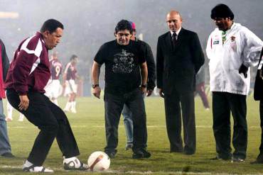 ¡HASTA EN LA SOPA! Lanzarán libro “Hugo Chávez es fútbol” a inicios de julio