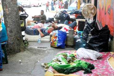 ¡MISERIA SOCIALISTA! Damnificados en la calle continúan apoyando al chavismo