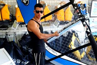 ¡ESCAPÓ DE LA DICTADURA! Un cubano emigró a EEUU en una tabla de windsurf