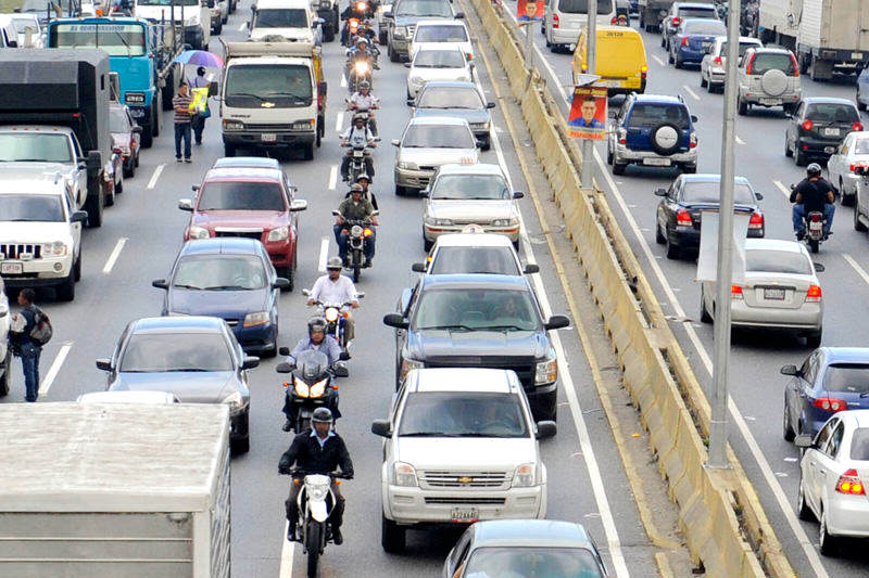 Mototaxis Trafico Vehiculos en Autopista Caracas