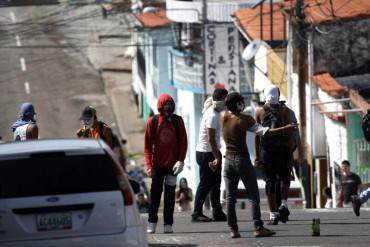 ¡LLEGÓ LA REALIDAD! Delincuentes interrumpen represión de GNB a manifestantes (+ Fotos)