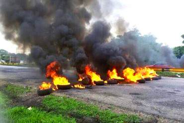 ¡BARRICADAS Y TIROS! Se enfrentan manifestantes y GNB en Carabobo (+ Fotos)