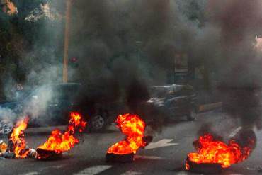 ¡CARACAS ESTÁ CANDELA! Colocan barricadas con fuego en El Cafetal (+ Fotos)