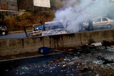 EN FOTOS: Encapuchados incendian una camioneta en plena autopista Prados del Este