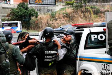 ¡DESQUICIADOS! GNB dispara a quemarropa a estudiante luego de detenerlo (+Video)