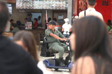 EL PAÍS SE CAE A PEDAZOS Y… Un GNB paseandito en motico en el Sambil (Foto)