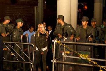 EN FOTO: Lilian y la mamá de Leopoldo tras salir en la madrugada de maratónica audiencia