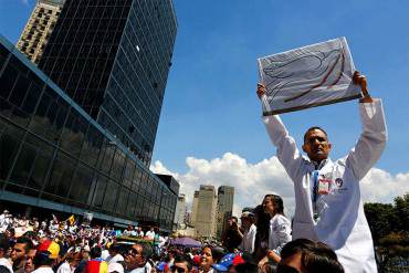 ¡TE LO MOSTRAMOS! Este es el cartel que dejó pegado un médico en su consultorio antes de irse a la Toma De Venezuela