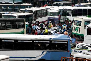 ¡HARTOS DE LA INSEGURIDAD! Asesinato de chofer detona protesta de 22 líneas en Catia