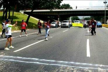 ¡PROTESTA CREATIVA! Trancaron la calle y simularon juego de fútbol en Valencia