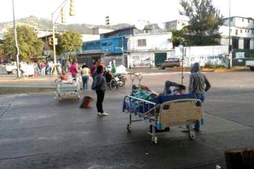 ¡CRISIS DESESPERANTE! Pacientes protestan en las afueras del Hospital de Coche