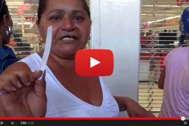 EN VIDEO: Señora chavista en plena cola culpa a buhoneros por escasez de comida