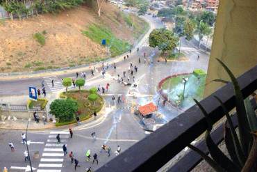 ¡SITUACIÓN IRREGULAR! Barricadas y fuertes enfrentamientos en Terrazas del Ávila (+Fotos)