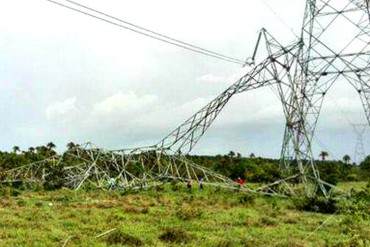 ¡PARECEN ALAMBRE DULCE! Así se doblaron las torres eléctricas en Monagas (+ Fotos)