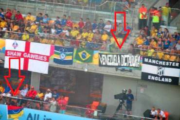 ¡DESNUDAN AL DICTADOR! Con carteles protestan contra Maduro en el #MundialBrasil2014