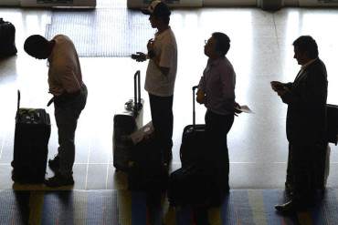 ¡HACIENDO MALABARES! Viajeros buscan vuelos privados para comprar pasajes en Colombia
