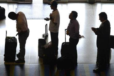 ¡ENCERRADOS! Aerolíneas planean reducir sus vuelos en épocas vacacionales por falta de flota